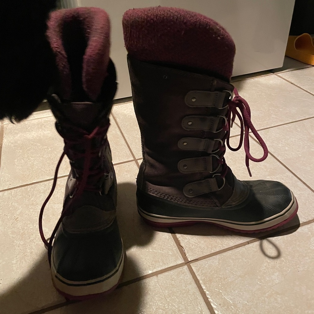Sorel Women’s Purple and Black Insulated Lace-Up Winter Boots
